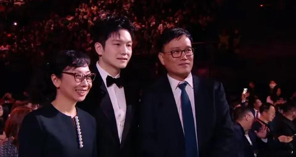 微博之夜马龙说的是东京奥运会半决赛对阵奥恰洛夫最后一球，理由是这一分的胜利，代表