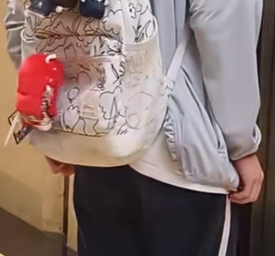 杨涵博以后下车之前先摸一把自己的屁股有没有被衣服盖住