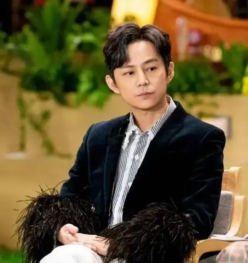 何炅，知名主持人，在得知华容县遭受严重汛情后，他毫不犹豫地慷慨捐赠50万元给华容