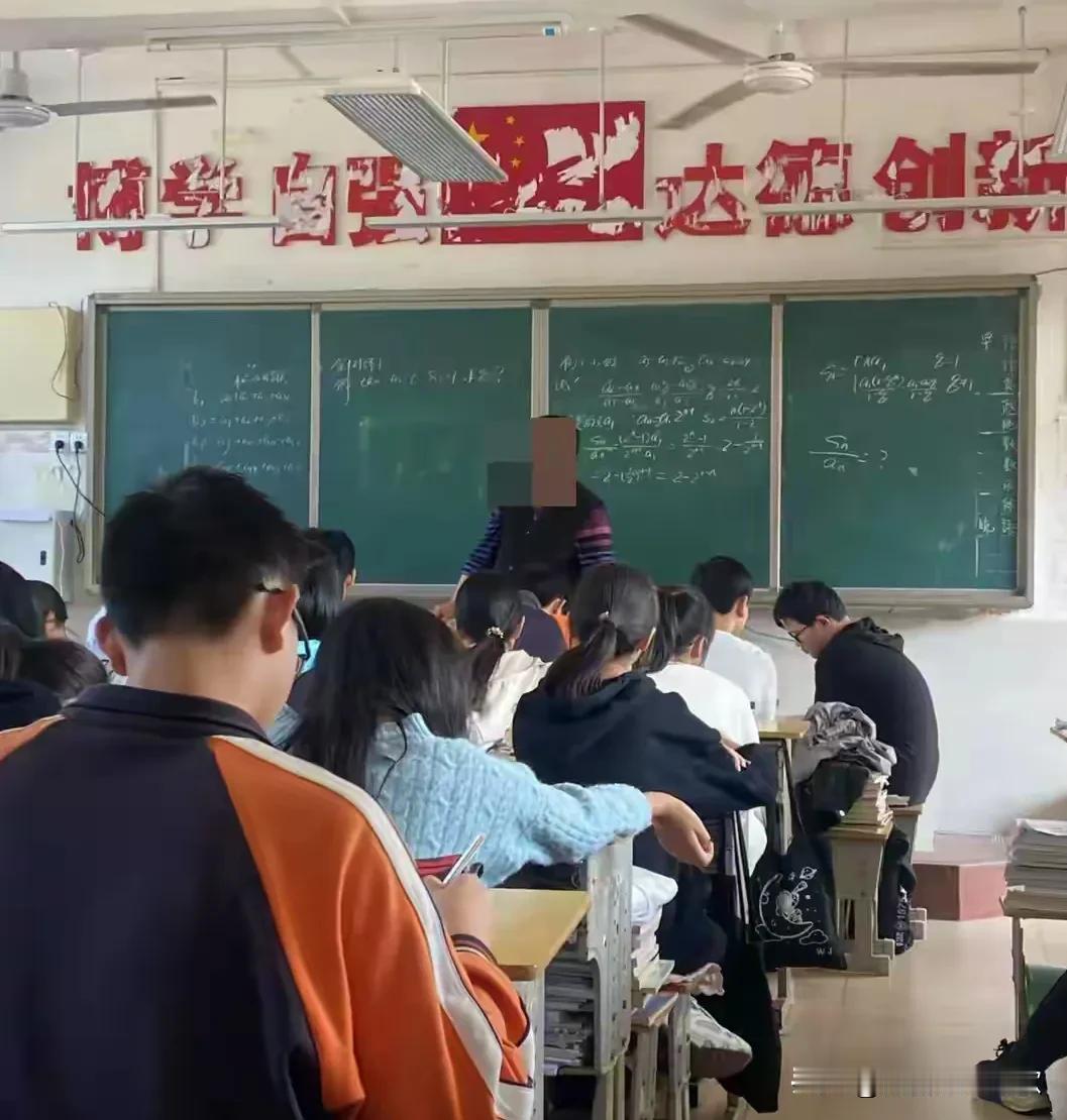 这真的是太悲剧了，老师一定要注意自己的身体。
近日，湖北黄冈一名58岁的高中教师
