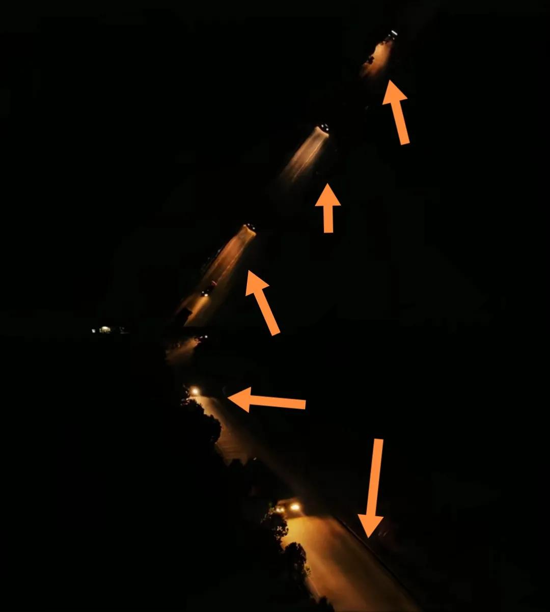 老兵都懂！夜间驾驶出行点亮特殊车灯。