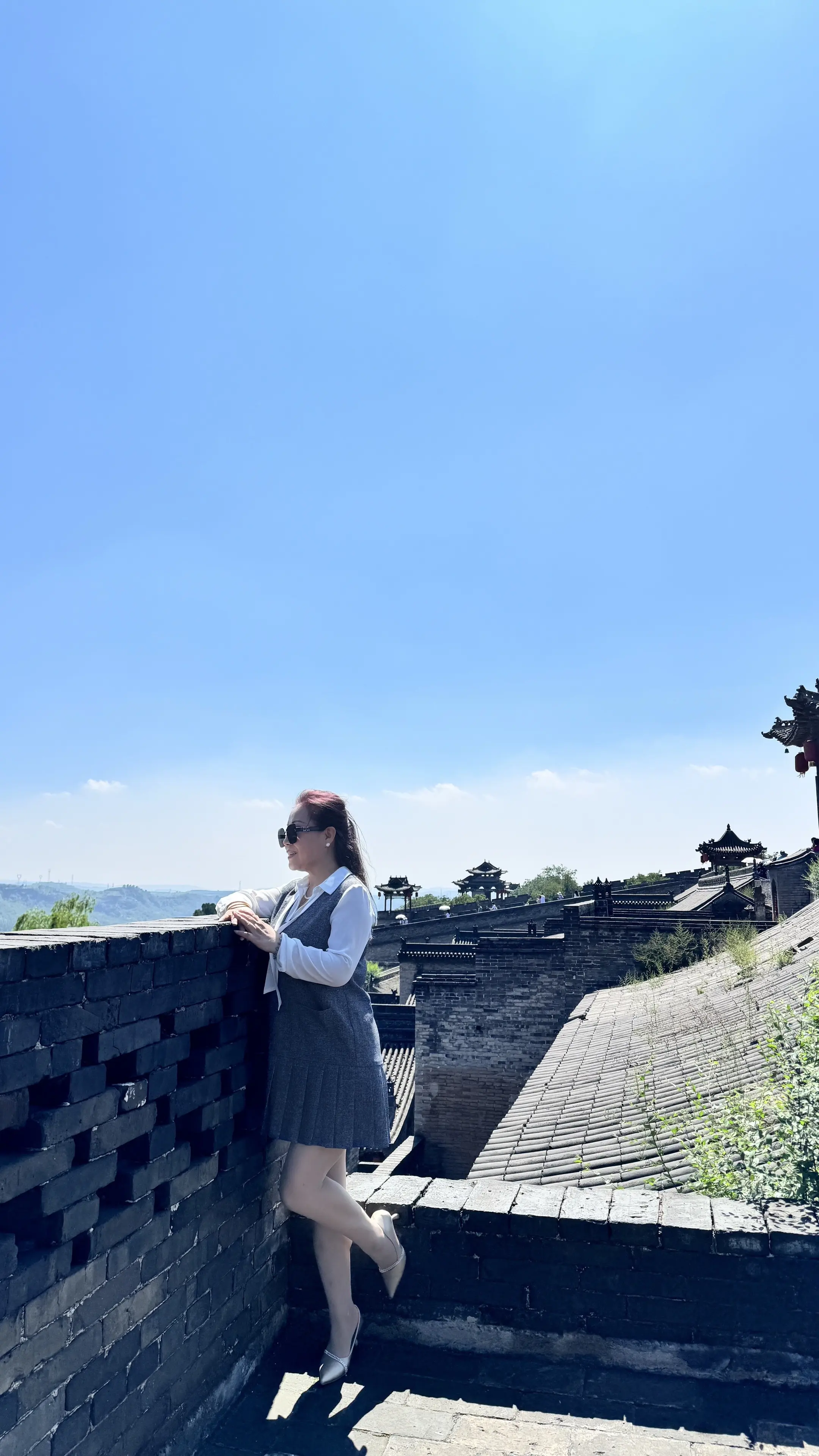 蓝天白云下的古镇风情 登上城墙看风景