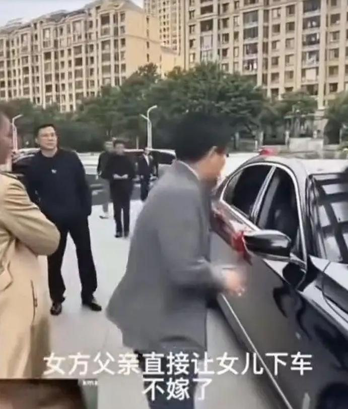 “这个父亲是人间清醒！”江苏，一女子在订婚时，说好在结婚当天给20万礼金和4金，