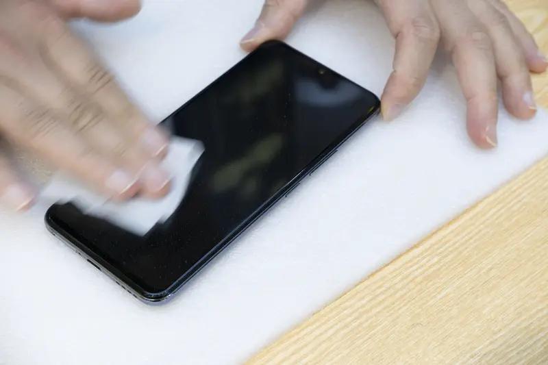 12月22日河北，女子去手机店贴膜，要求老板不碰手机贴膜，并要新的纸巾和湿巾，连