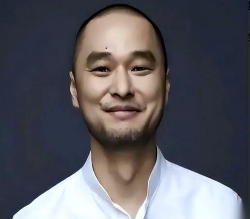 北京朝阳，碧桐包间。灯光惨白，十副鎏金餐具，六张空椅子。桌上那条长江鲥鱼，正对着