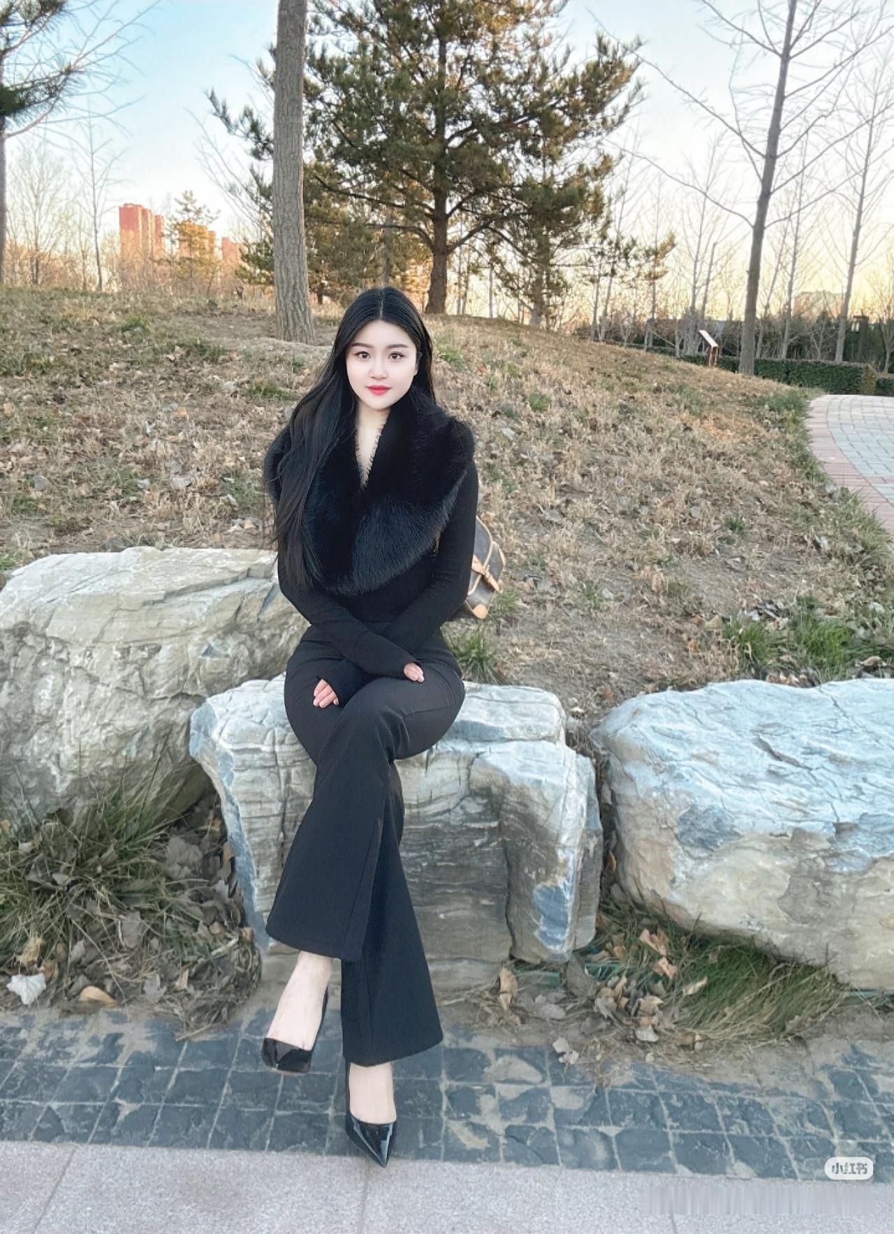 《临江仙·郊园闲坐》
 
向晚风轻梳岸柳，残阳浅镀荒丘。石棱凉透黑貂裘。鬓云垂作