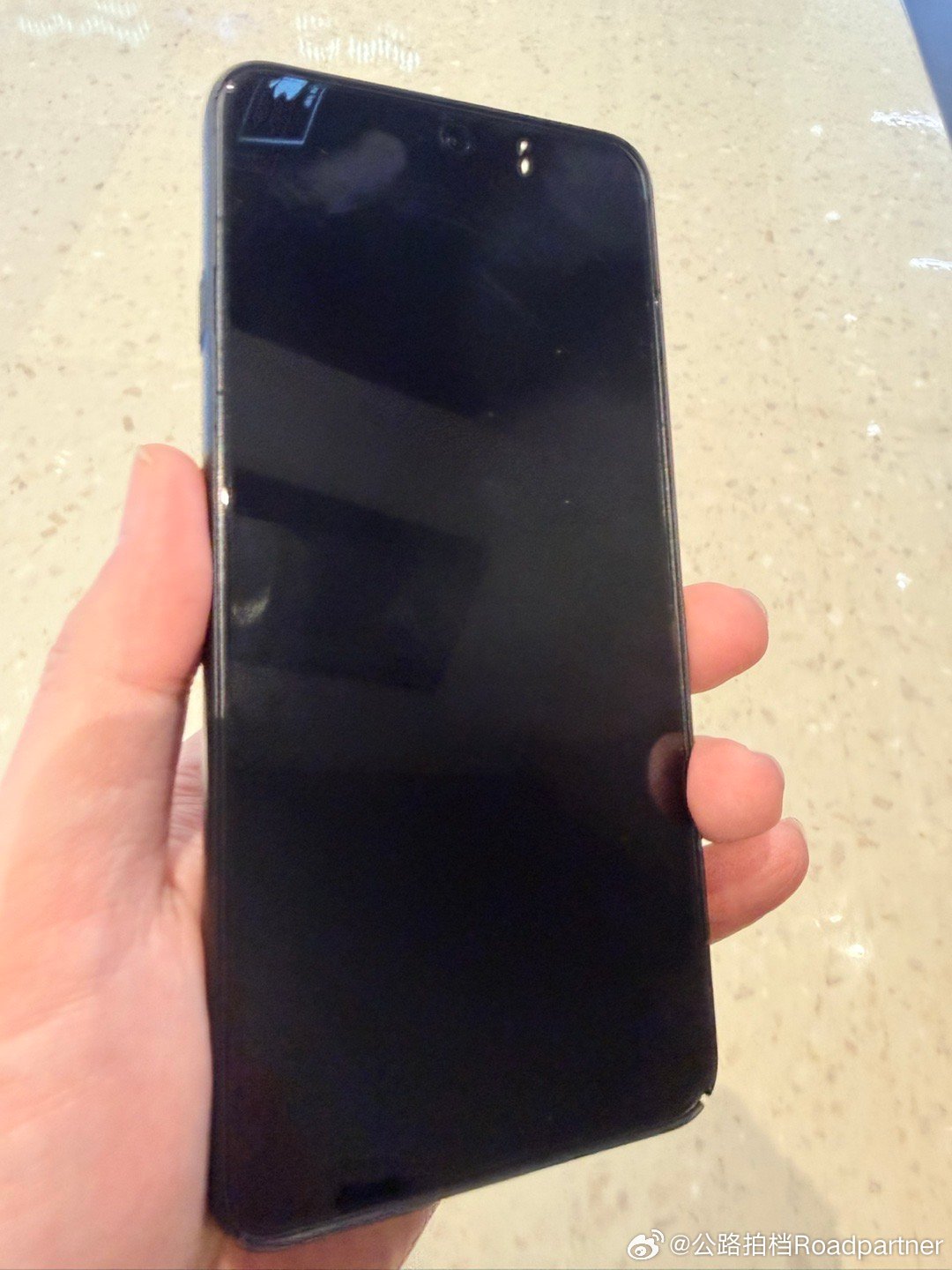 还得是OPPO，在产品生命周期内免费贴膜，贴的是那种软的水凝膜效果还不错OPPO