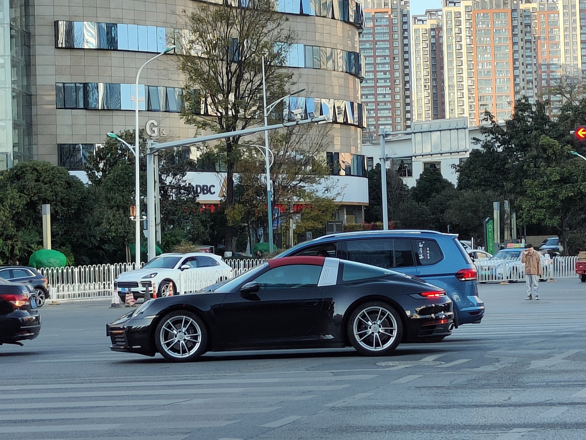 下班路上随便拍点，吃饭停完车也随便拍点，W211太帅了，锐界L混动四驱好评[赞]