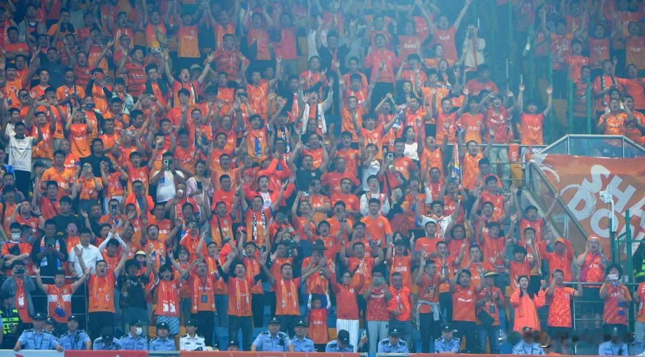 中超第13轮观众上座人数：

1、天津津门虎 VS 山东泰山：25612人
2、