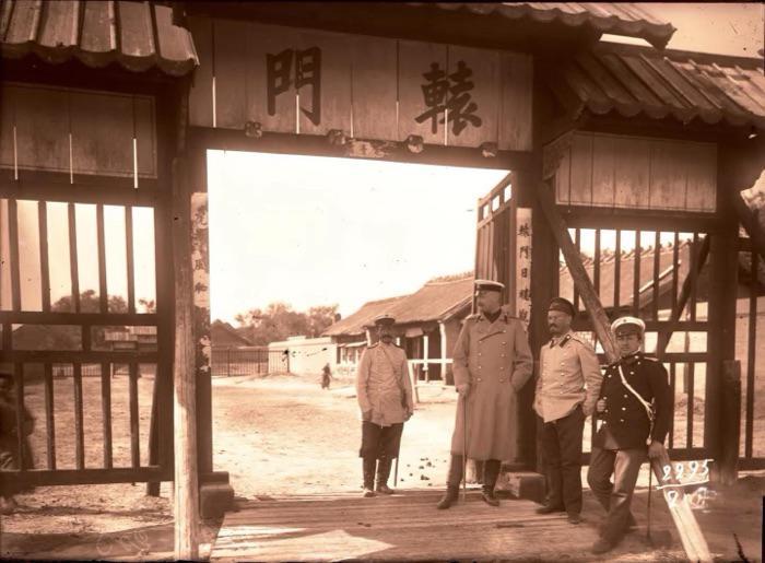 该照片拍摄于1900年的齐齐哈尔黑龙江将军府辕门！
什么情况？怎么全是俄国军官？