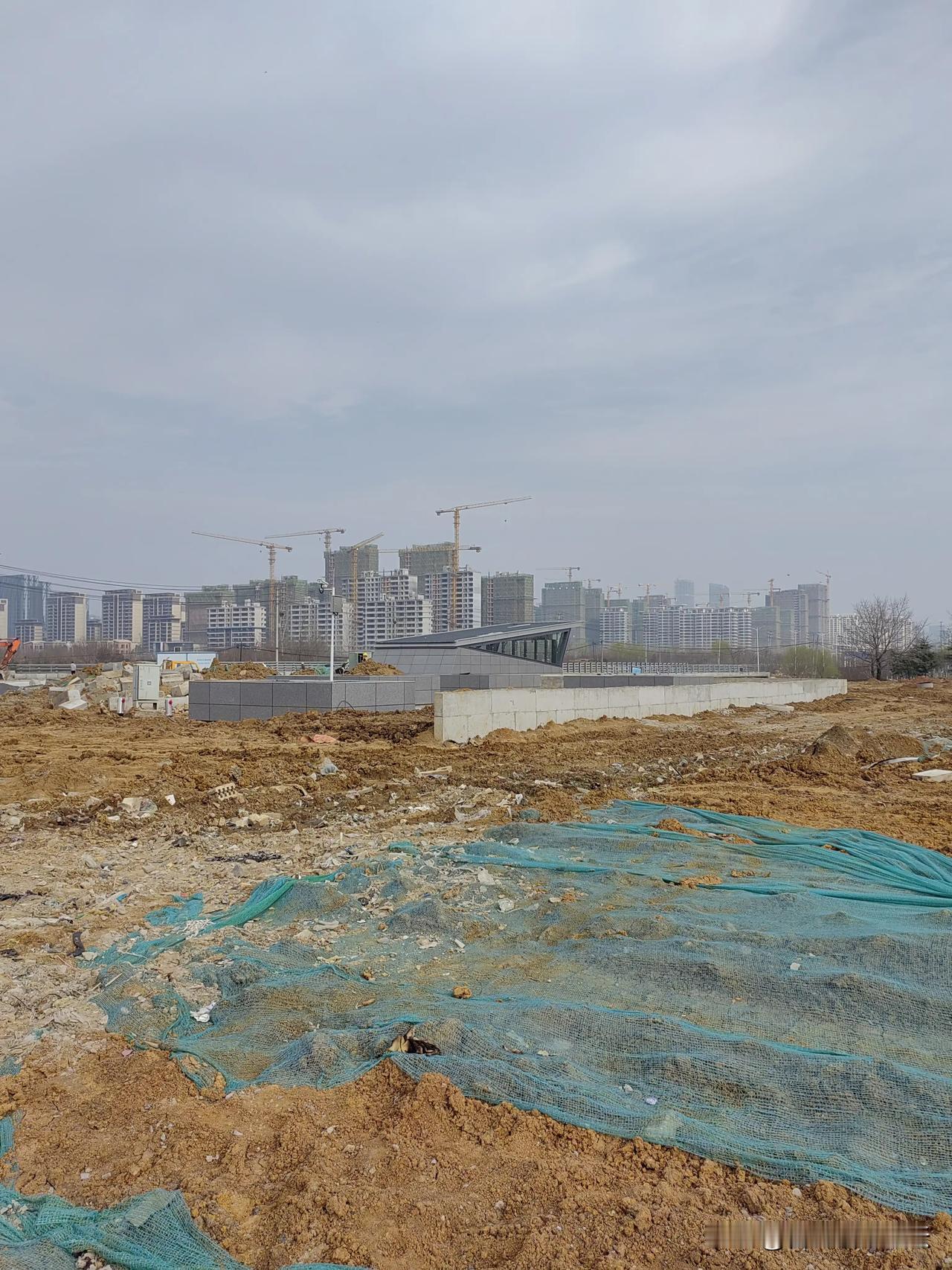 发展要地铁口先行。合肥明珠大道这个地铁口方圆两公里都是杂草丛生的地方。
这个周边