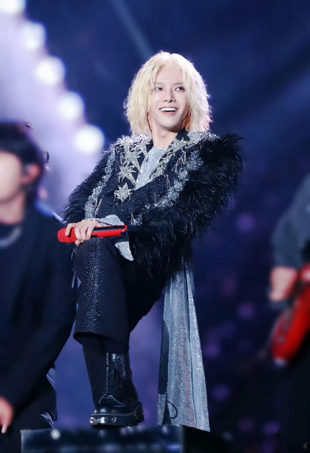 #华晨宇 摇滚金发伯爵# 果然还得是华晨宇每一次演唱会的造型都是非常用心的在做准