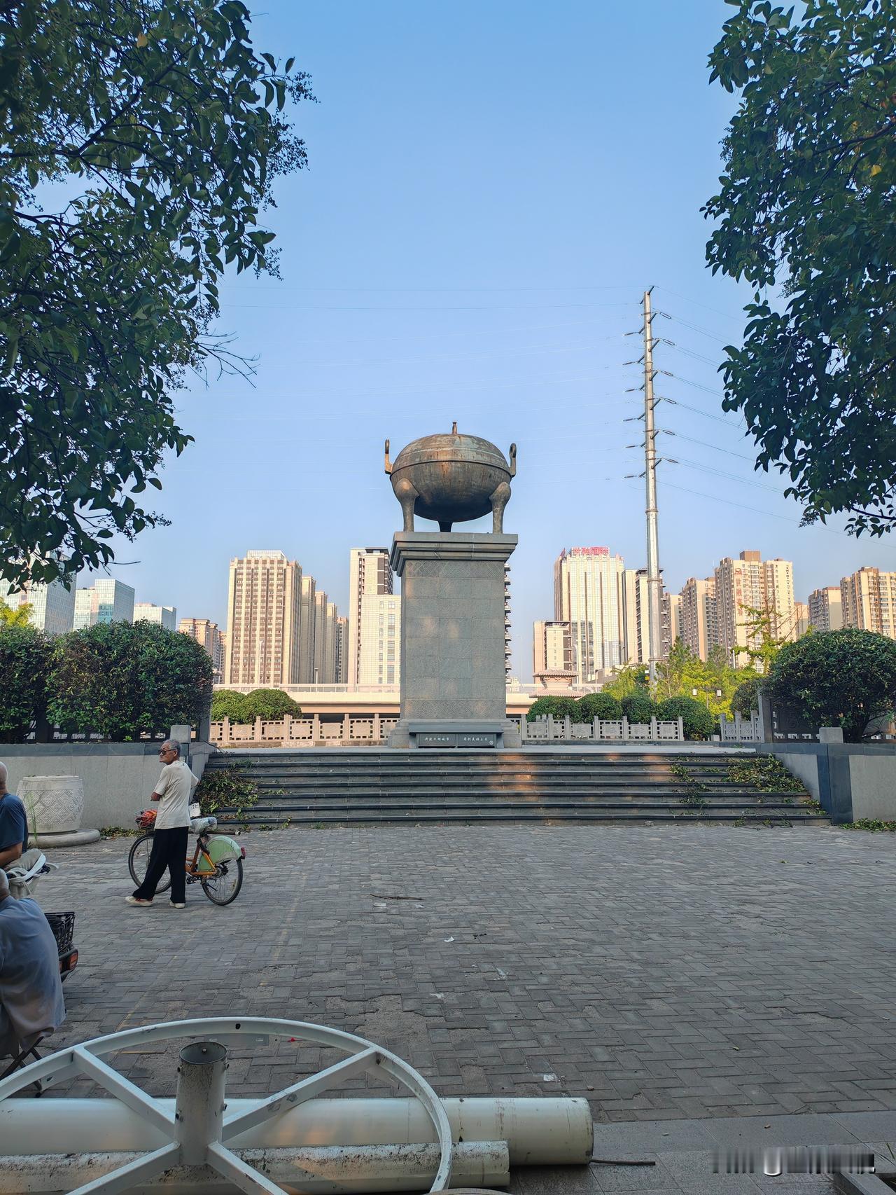 昨天下午朋友领我参加了朱宏路的自乐班，感受到了西安人对秦腔的追着和热爱。
   