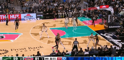 翻身后仰三分~！！！！嚯~！这也能进~！！！ 