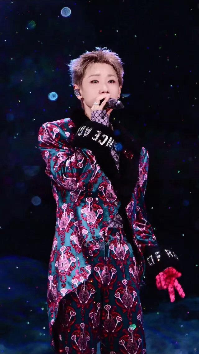 汪苏泷演唱会太原站无人机表演 他每场都要整点不一样的，太原站这个是无人机表白。不