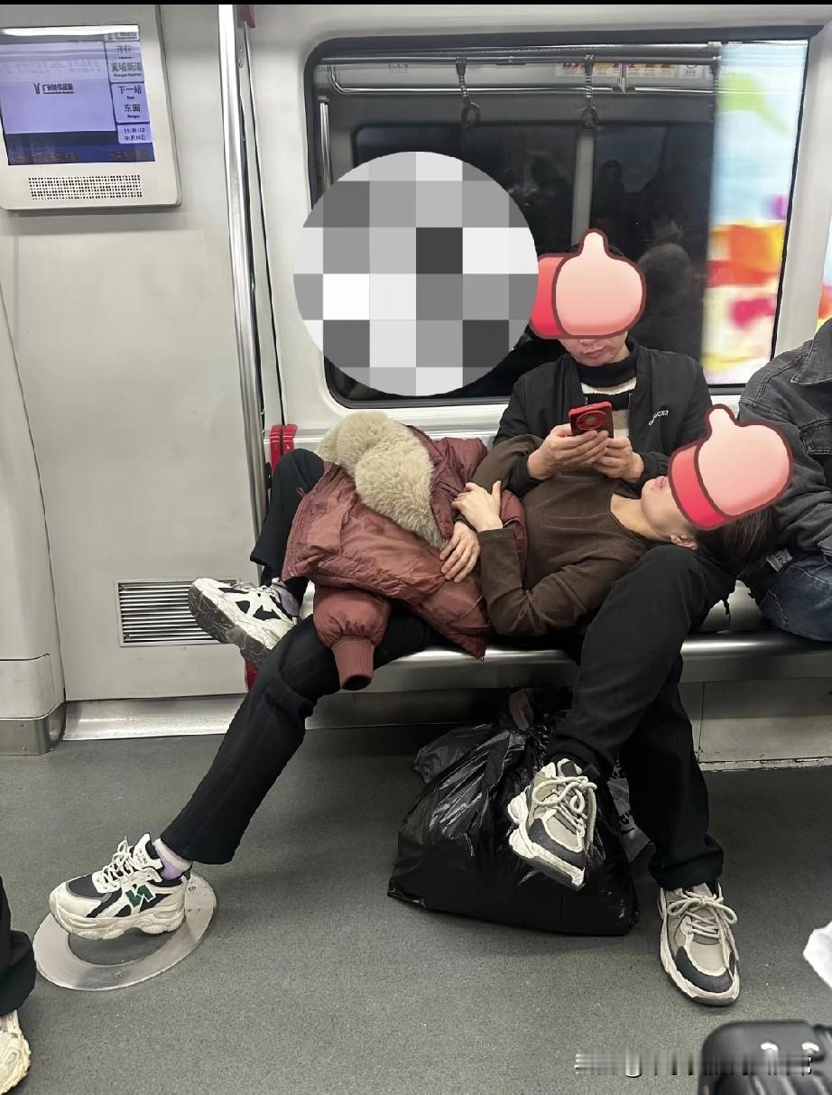 广州地铁这幕真的让人一言难尽
 
今早坐广州地铁，撞见的画面直接刷新我对公共礼仪