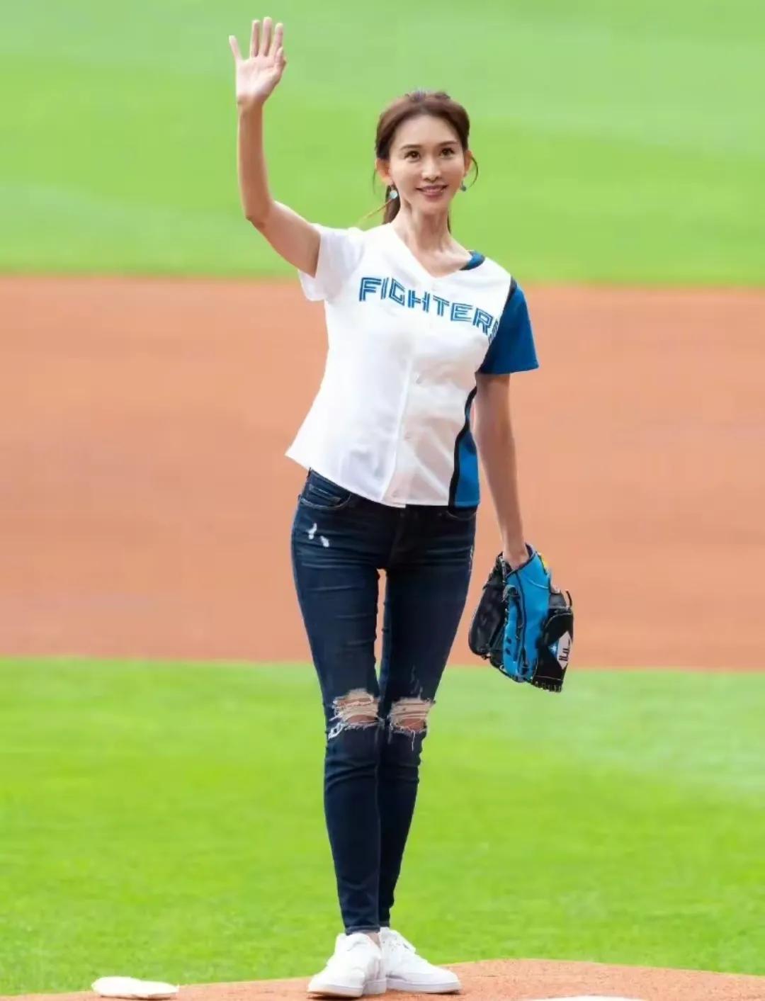 林志玲亮相北海道棒球赛现场
她是棒球赛的特别嘉宾
身穿棒球服，担任开球手
这魅力