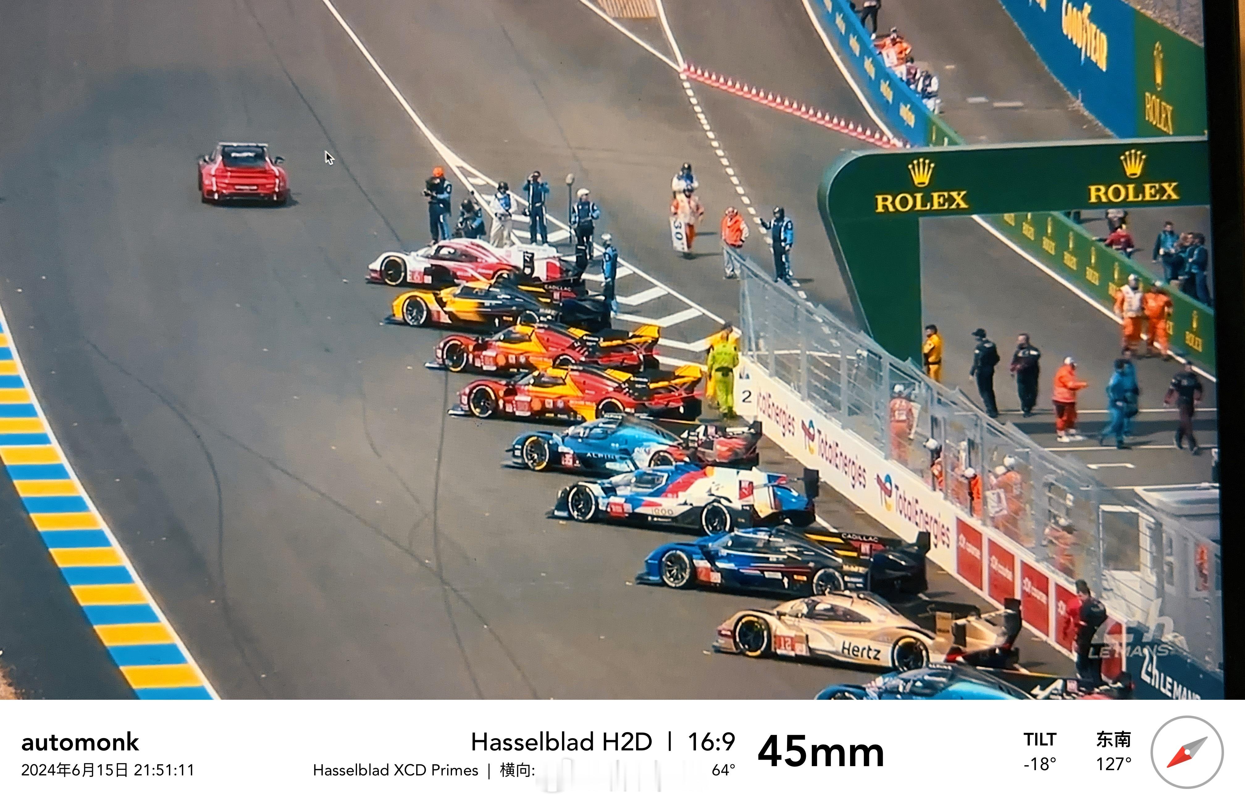 勒芒经典的起步仪式，今年的暖胎机制太有趣了，24:00:00倒计时开始……🏎️