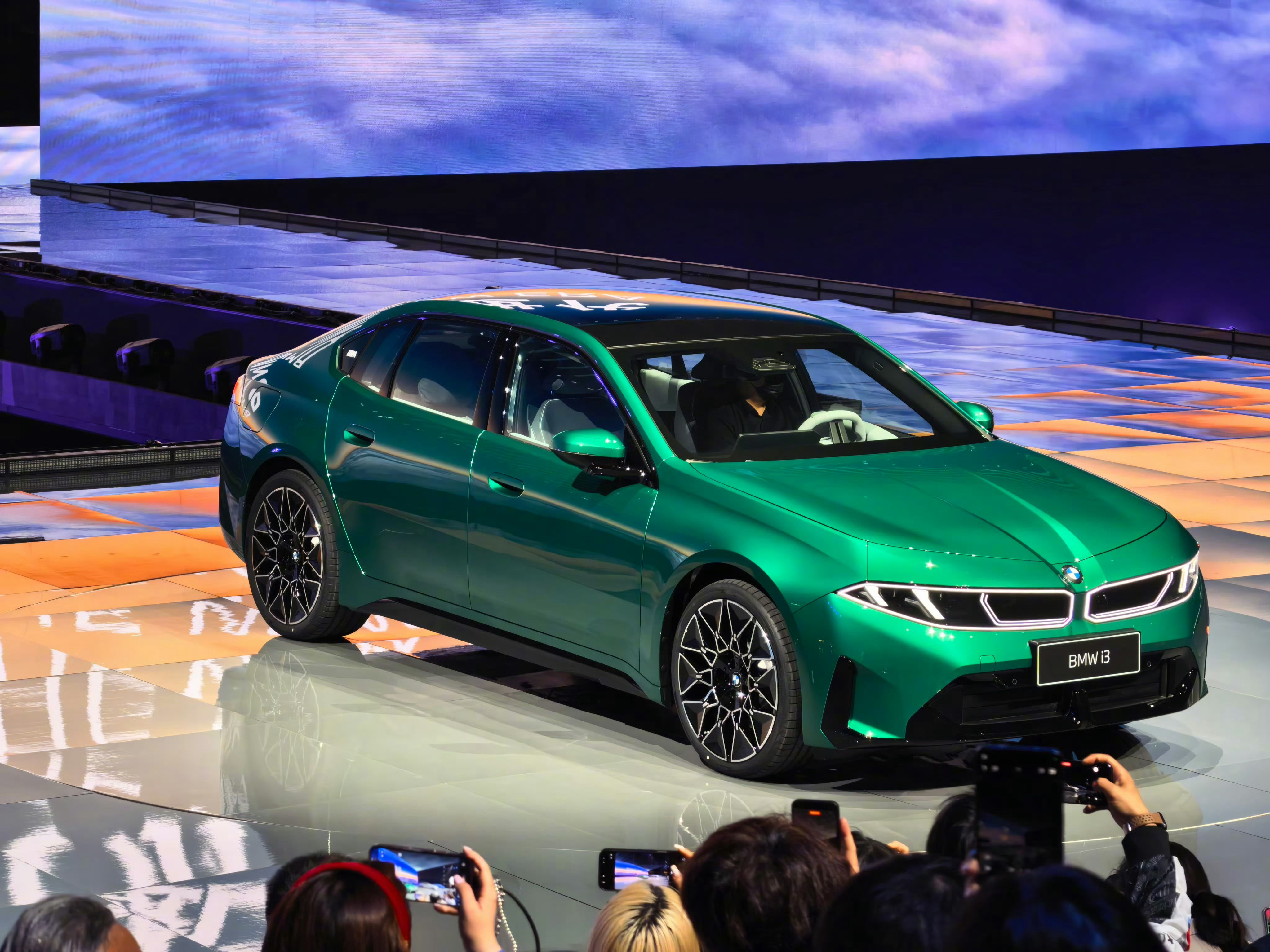 宝马i3宝马新3系这外观太帅了真的长在我的审美点上被他这传承的绿色和全新前脸吸引