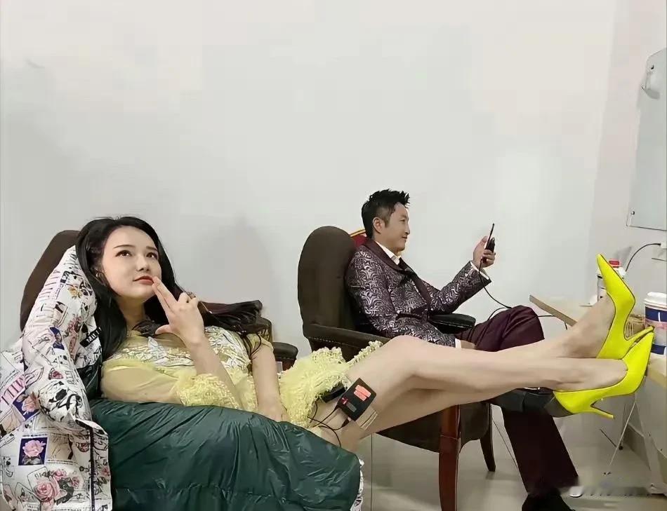 奥运冠军⁠邹市明最当红的时候，妻子冉莹颖就特别高调，比如有一次在后台休息有人拍照