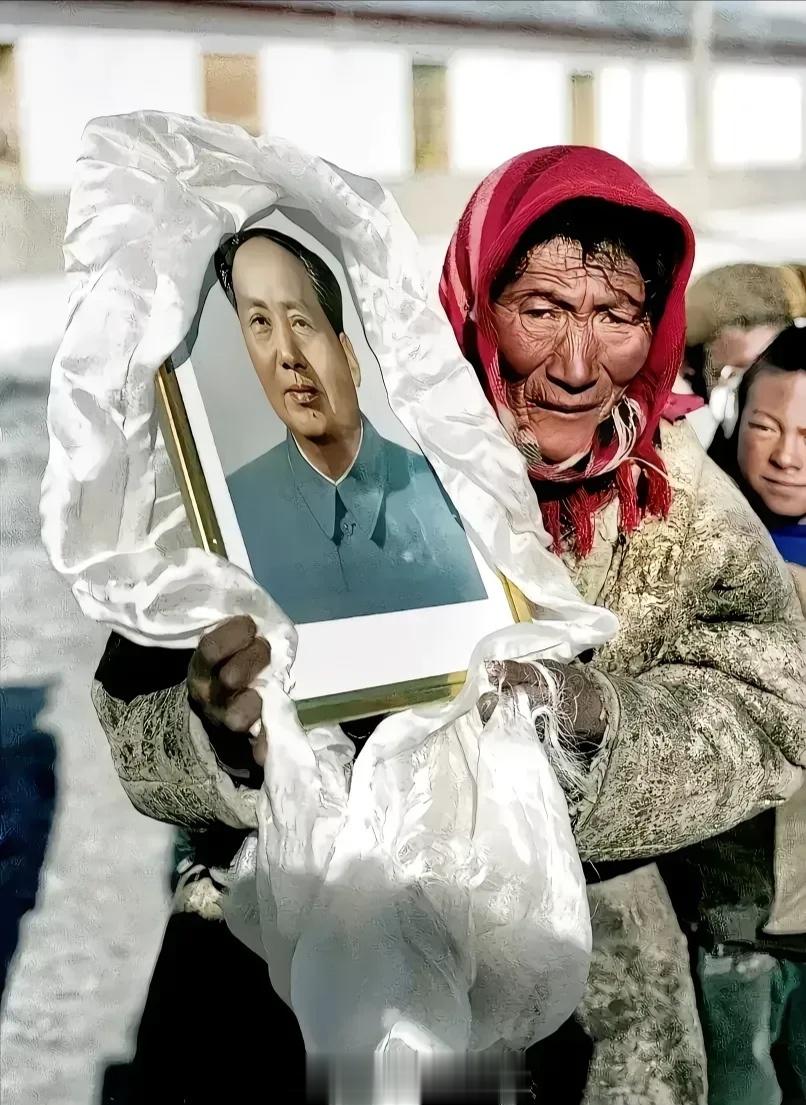 太阳啊霞光万丈，雄鹰啊展翅飞翔，翻身农奴得解放。在藏区，谁敢说毛主席的坏话，必遭