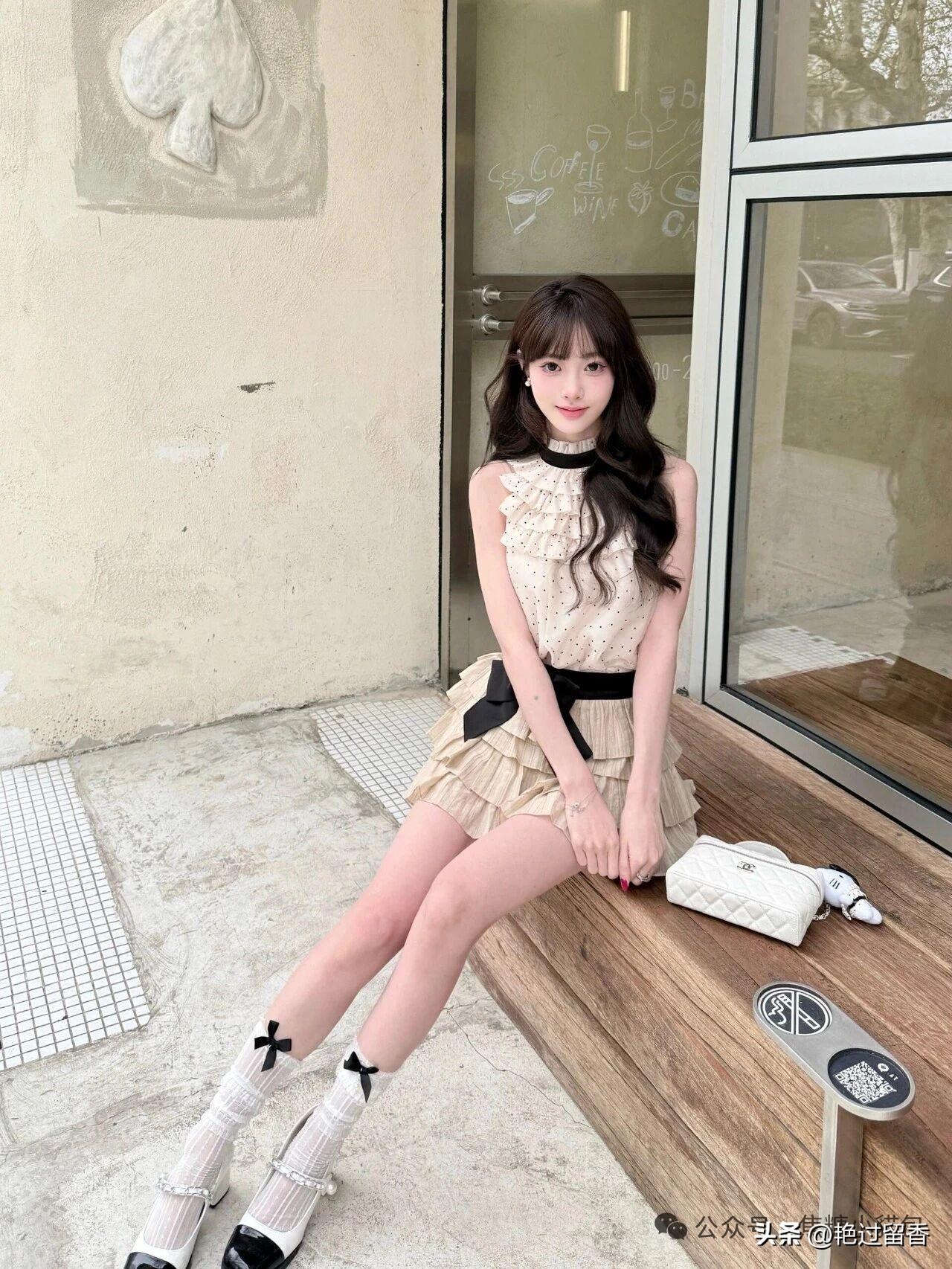 甜美少女风穿搭，咖啡馆前的清新自拍！如何穿出优雅熟龄风? 如何才能展现自己的优雅