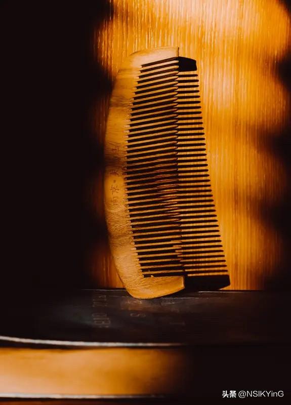 晨起梳头气血通，午时晒背采阳功。煮粥加把嫩春芽，闲庭信步沐和风。