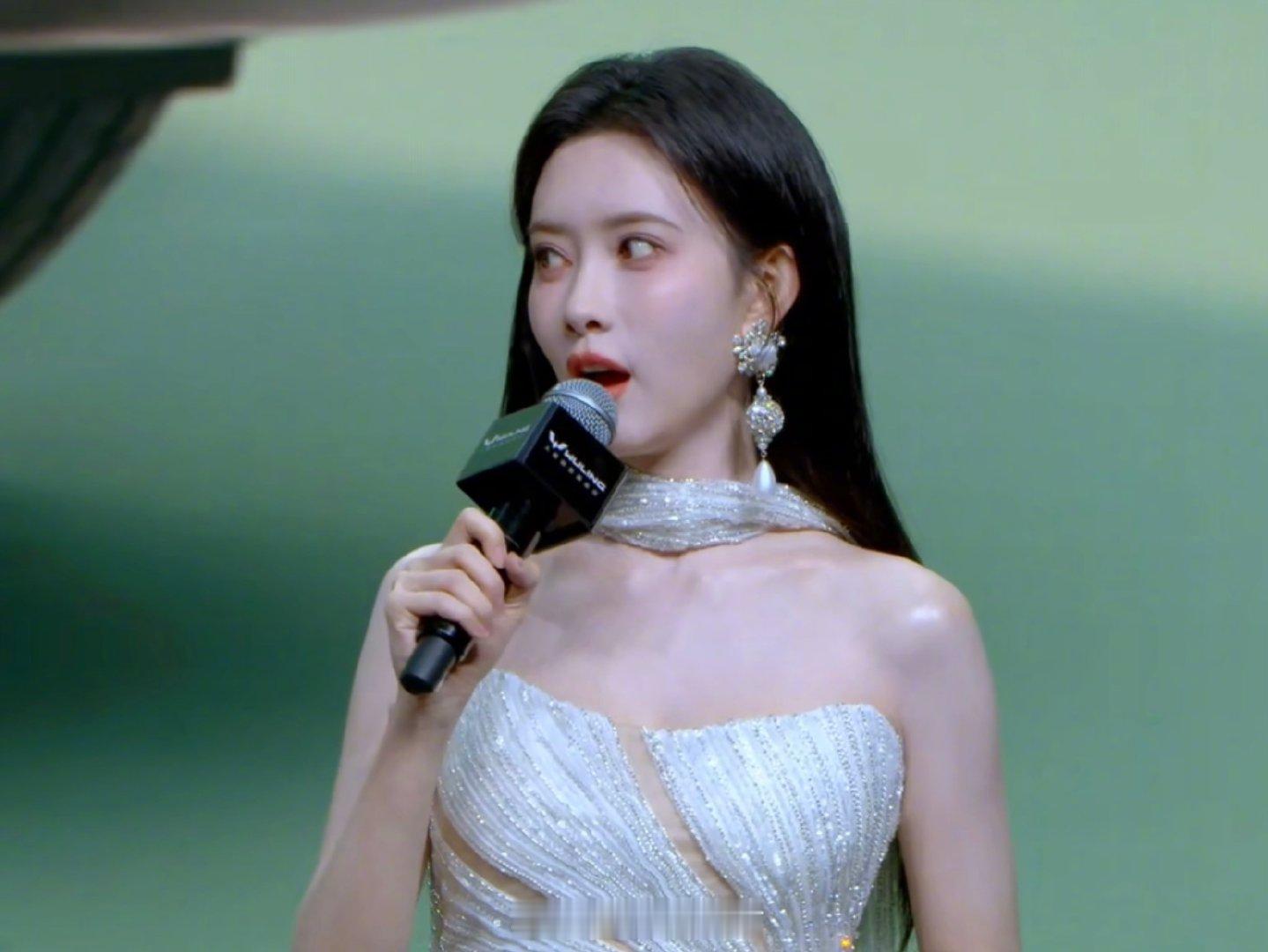 孟子义颜选缤果Pro有多懂女生 跟着孟子义选准没错，风格亮眼又不浮夸，贴心又实用