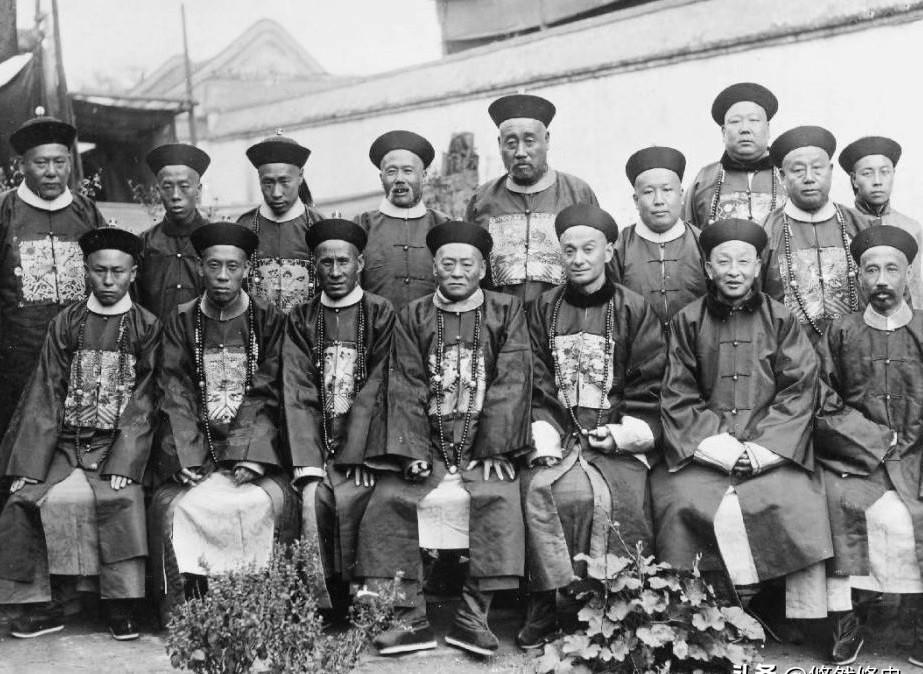光绪五年，河南镇平县，一个15岁少年因为偷了家里几文钱买糖葫芦，被父亲揍了一顿。