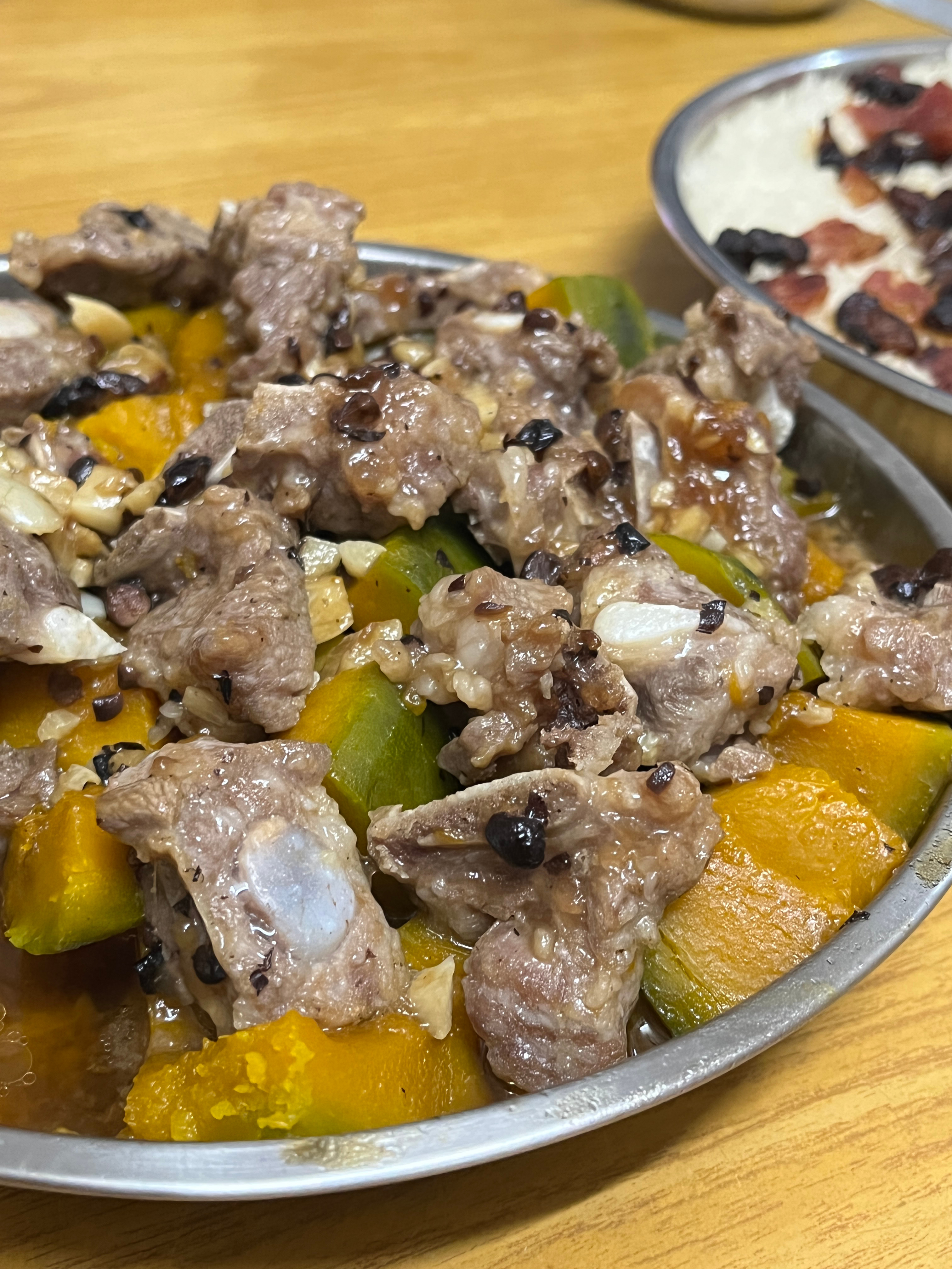 本周随拍来啦📸狗狗跳水管的瞬间😂和爸爸去遛狗🐕🦺我蒸了腊味糯米饭，好吃?