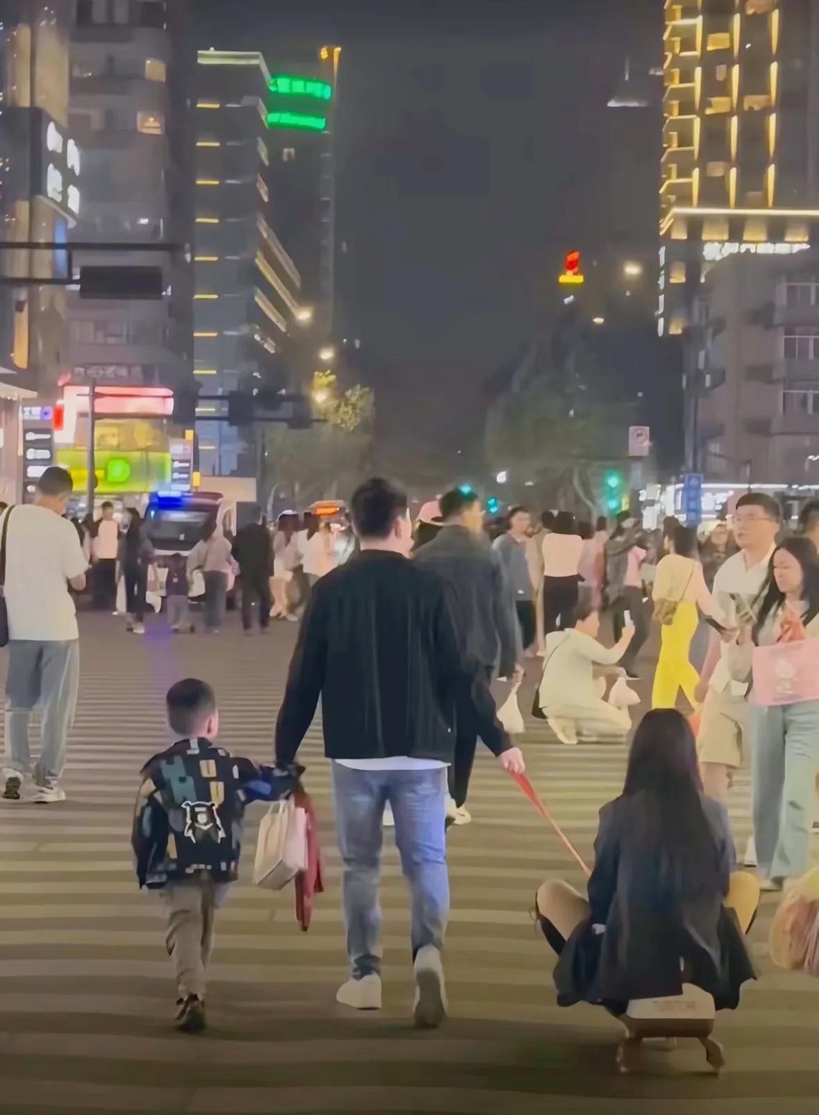 大手拉小手，原来这就是结婚成家的意义，幸福在这一刻具象化，