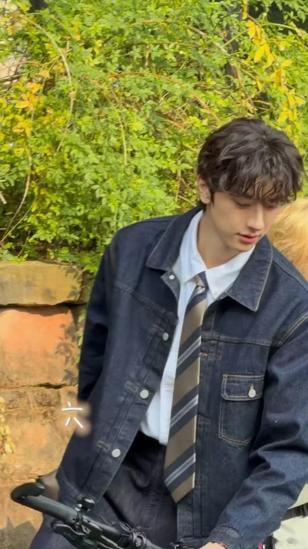 林一牛仔服卷毛造型 帅气学长上线～林一这套真的太好看太青春了！ 