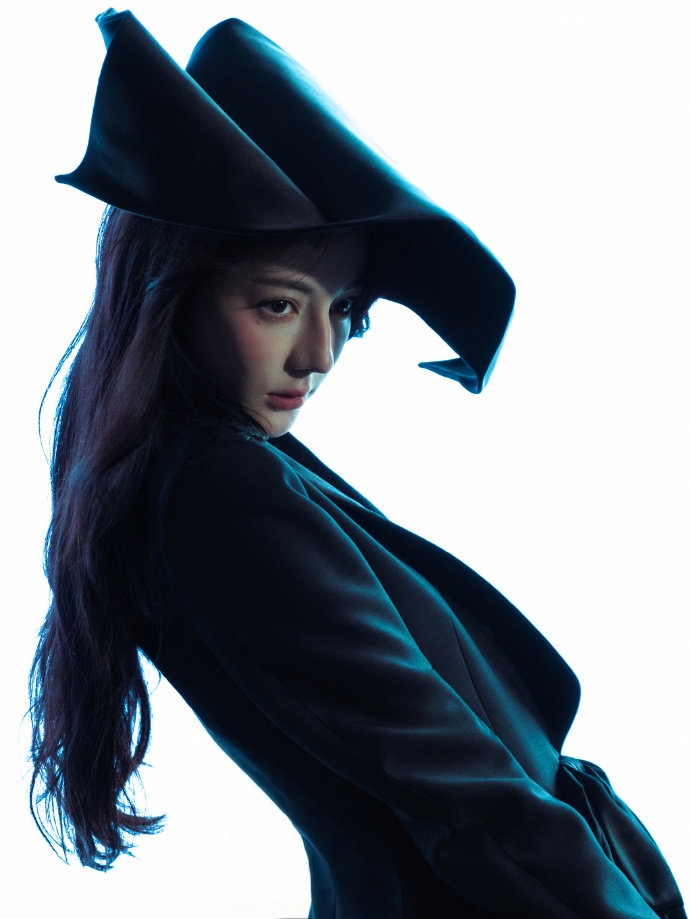 迪丽热巴芭莎封面花絮图迪丽热巴芭莎封面花絮图，完全神颜来的！ 