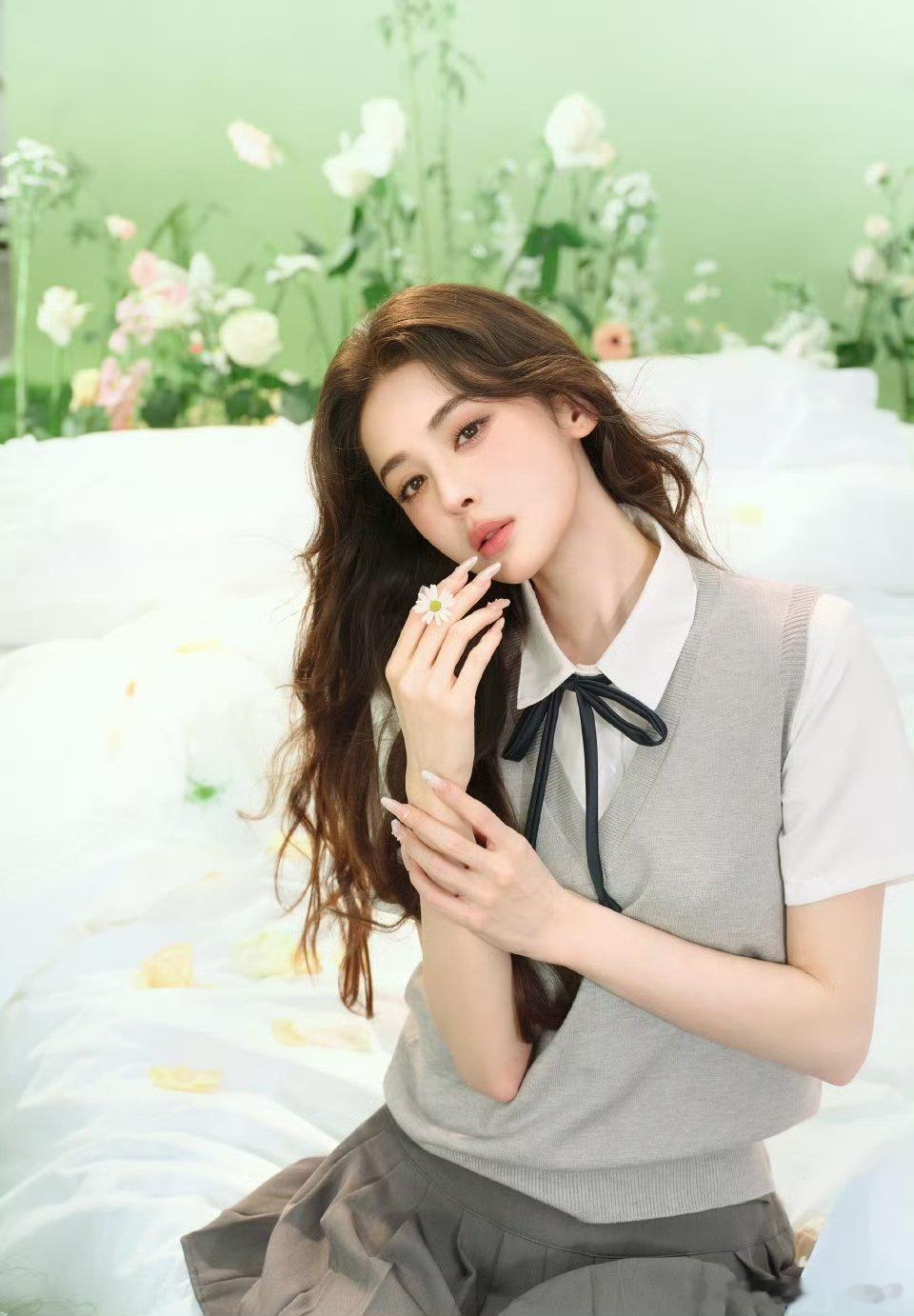 娜扎为情侣提供520新思路 娜扎颜值气质双双在线，清冷氛围感拿捏到位，日常穿搭精