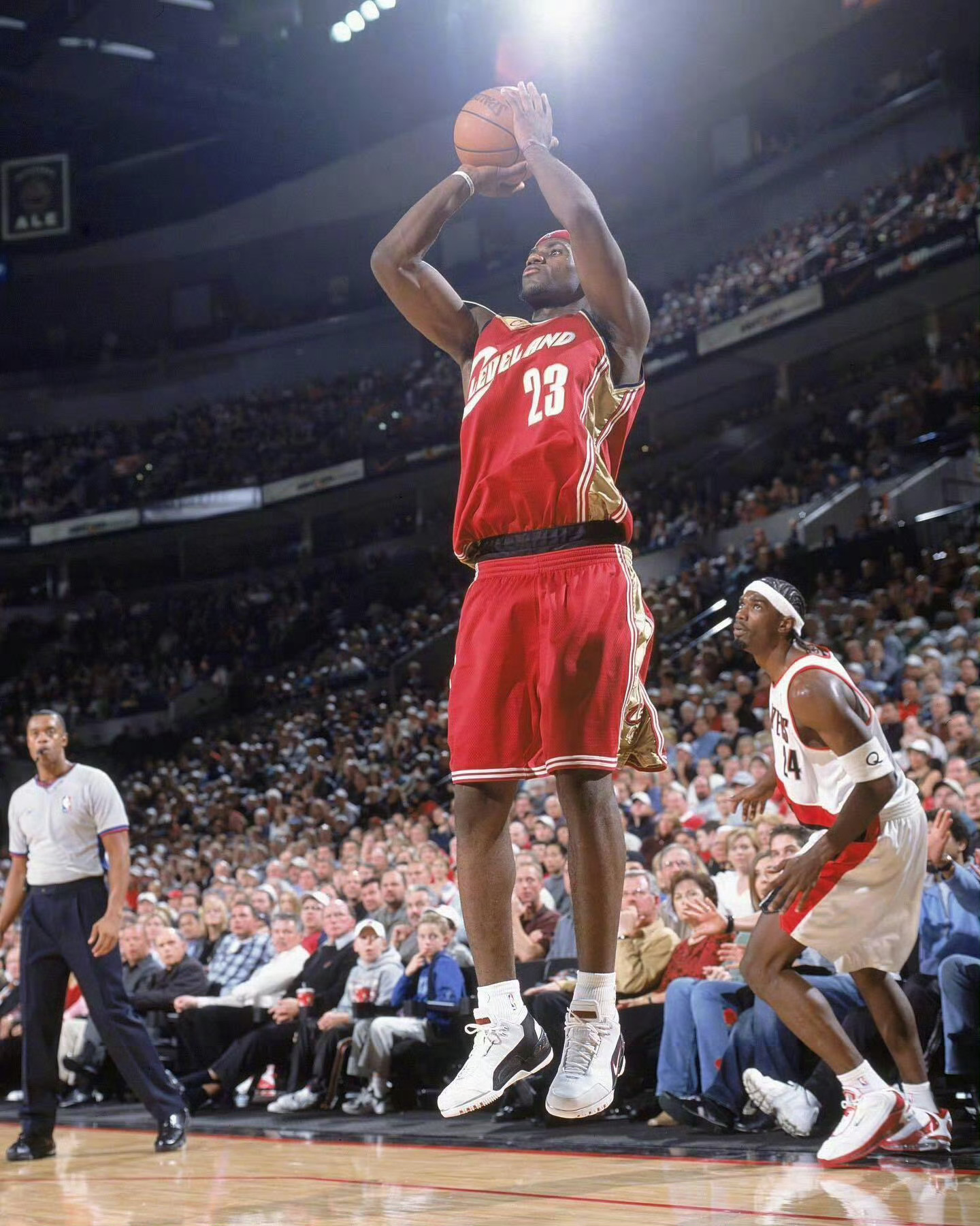 骑士詹姆斯我的观赛搭子 老照片回顾[照相机]幼詹大跳投🏀 ​​​