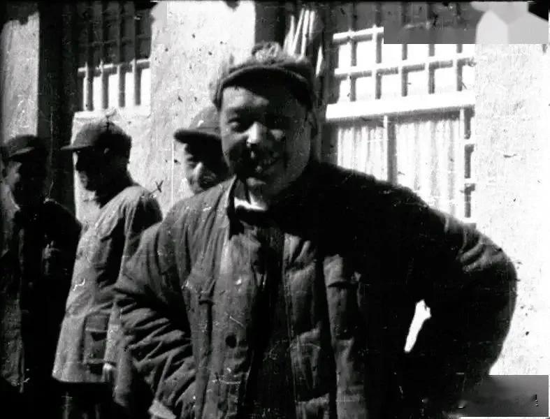 🙏请停留几秒，为伟人点个赞送朵花💐
《毛主席的“两个务必”真经典》
在历史的