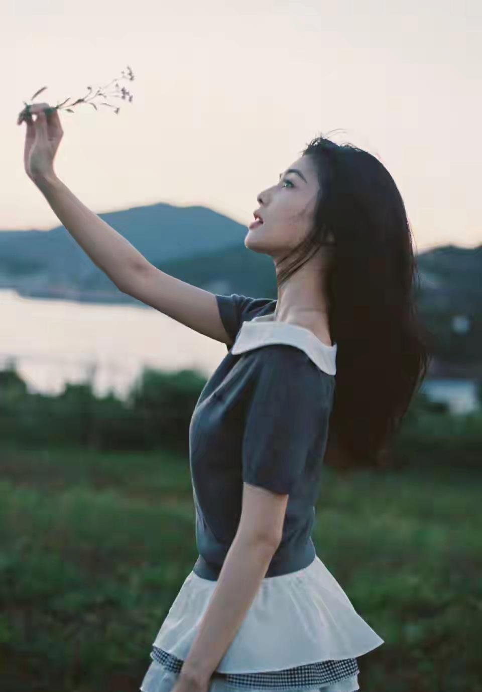 白鹿生日写真太绝啦，超短裙活力四射，美翻啦！