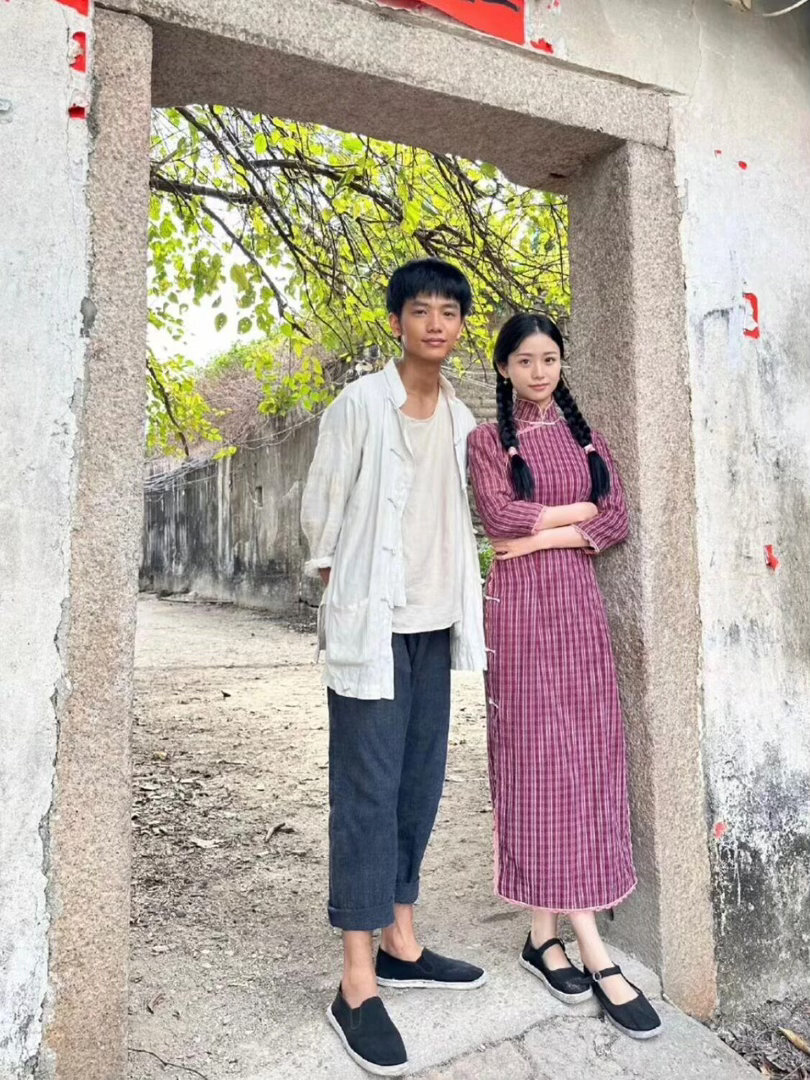 给阿嬷的情书为什么淑柔看着年轻 淑柔的“显年轻”其实是妆造的障眼法。她还是当年的