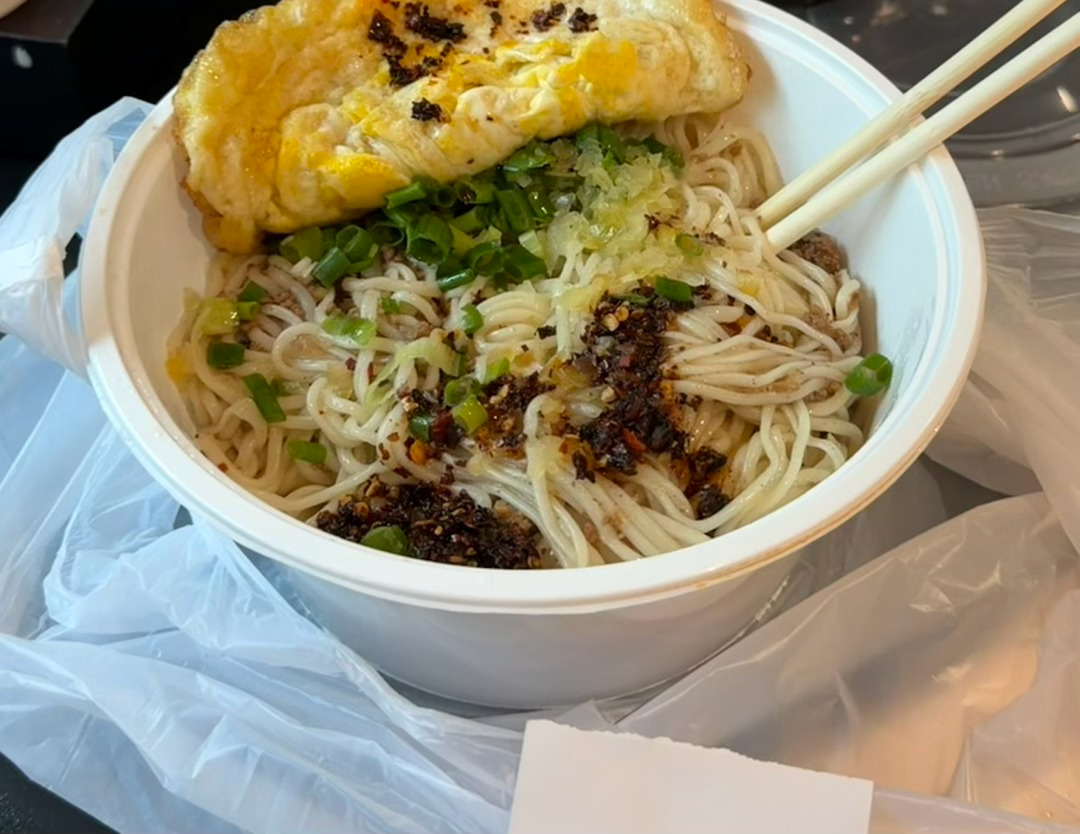 超级喜欢吃西北牛肉面 ， 兰州拉面，清真面馆，里面的拌面  面食小面在我的心中排