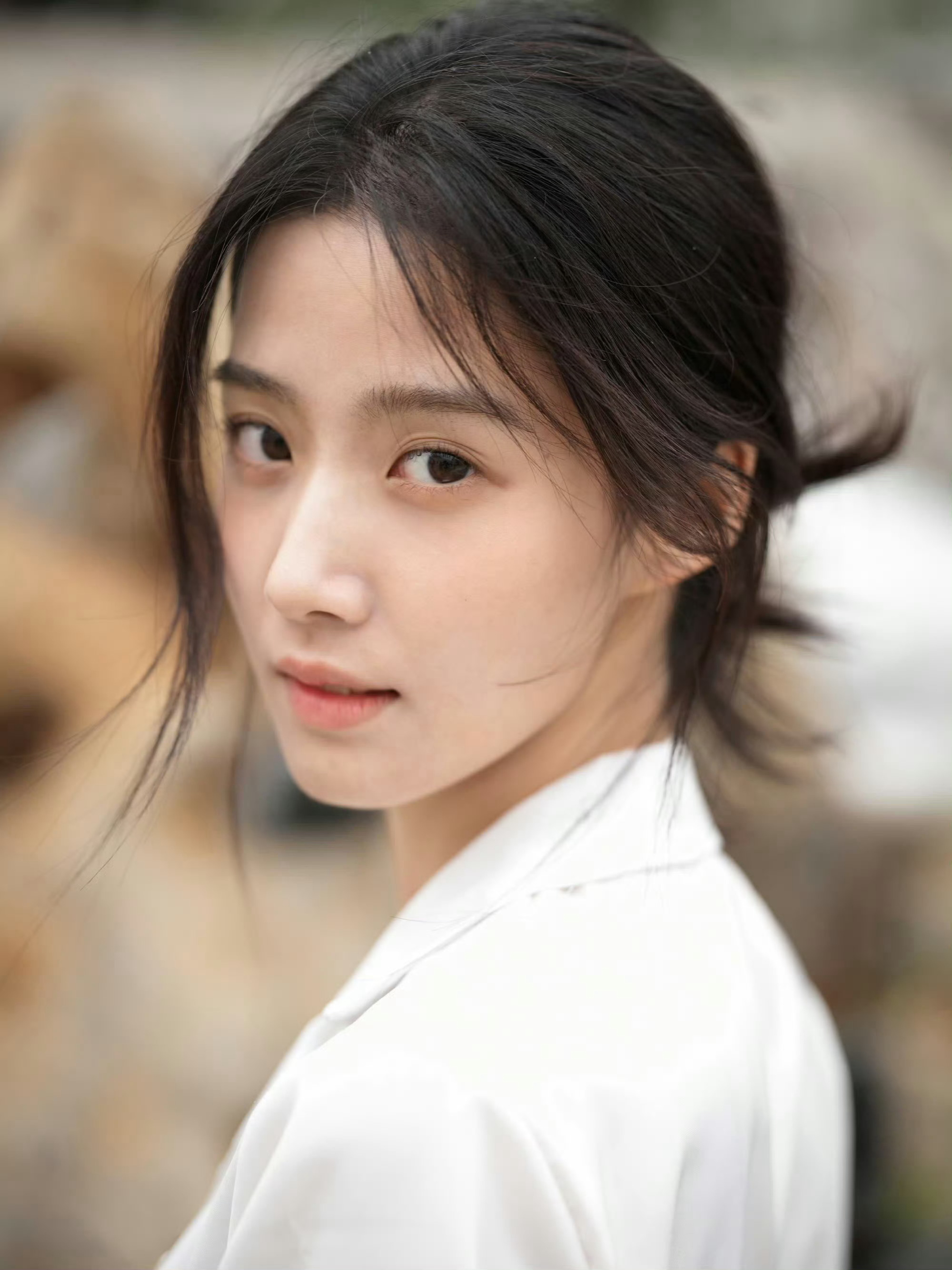 自带清冷故事感的白月光卢昱晓