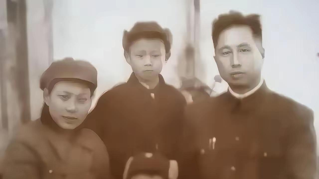 上世纪50年代，北京一位刚授衔的中将成钧，家里突然出了大变故。他的原配妻子周月湘