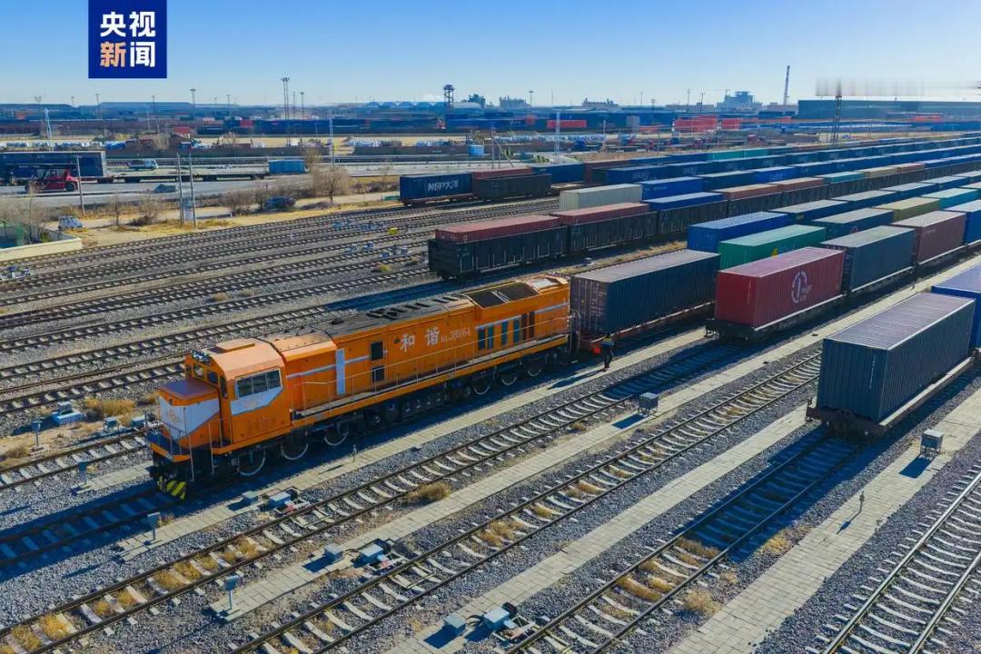 20日，一列满载55个集装箱的中欧班列从内蒙古二连浩特铁路口岸启程，驶向俄罗斯，