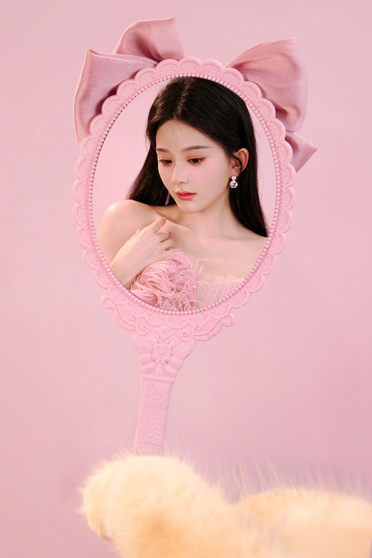 马秋元带小猫一起拍出发图  捕捉到一只带猫营业的！抱着小猫拍出发图的样子又美又温