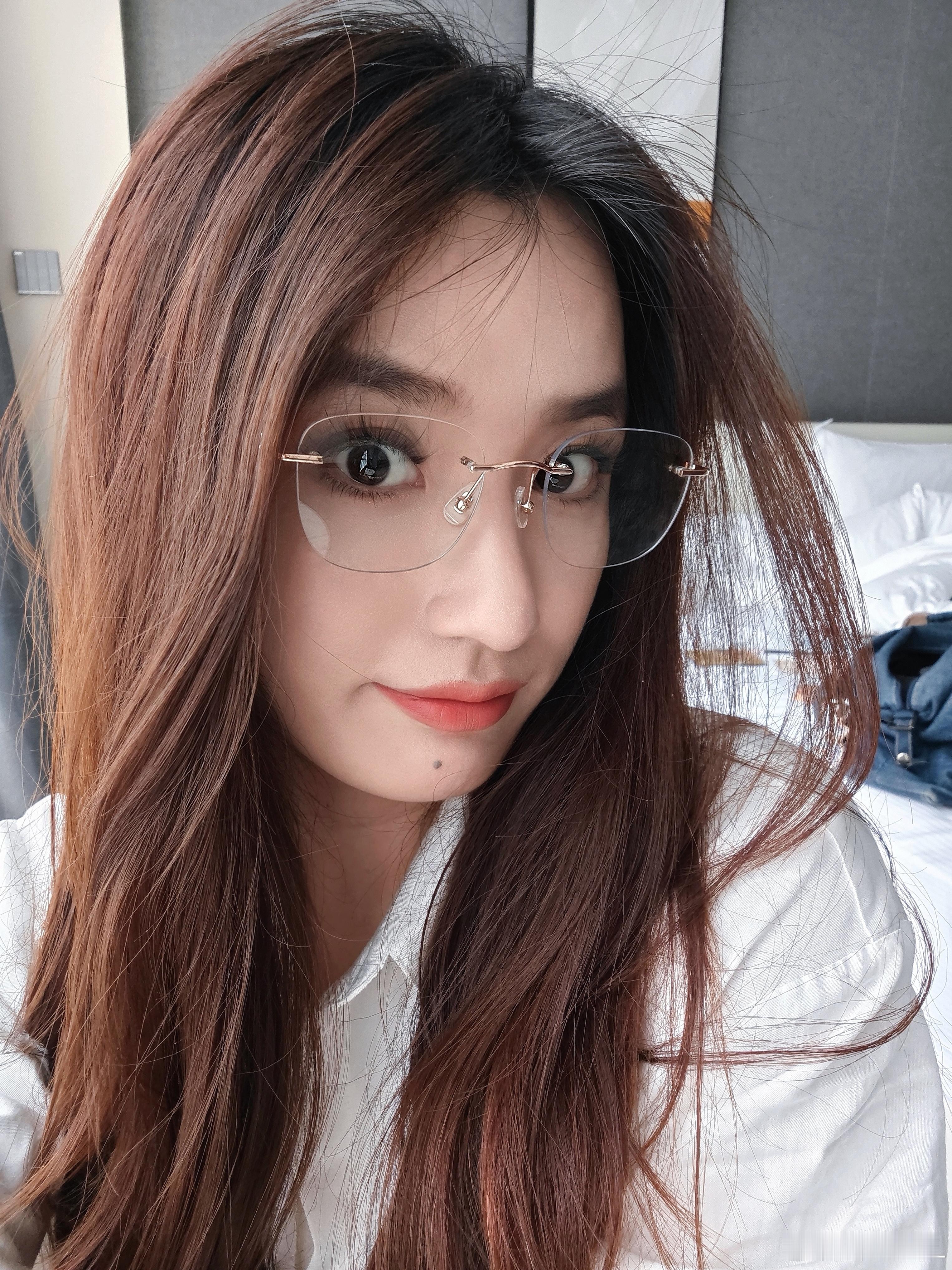 你们说的无边框金色眼镜是这种吗？怎么感觉不认识我了？[允悲][允悲] ​​​
