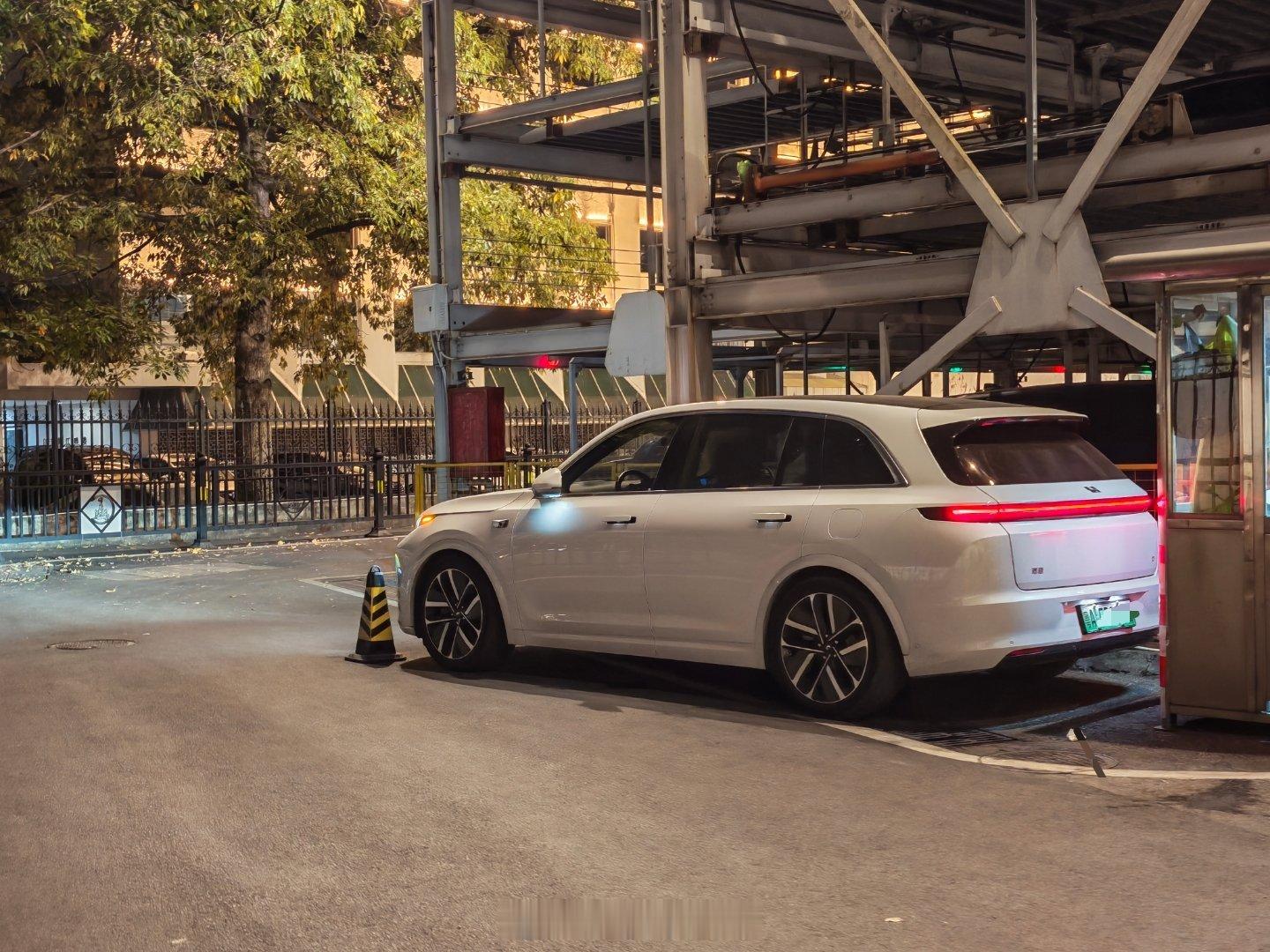 停不进机械车位，我的理想 L7 就只能…… 