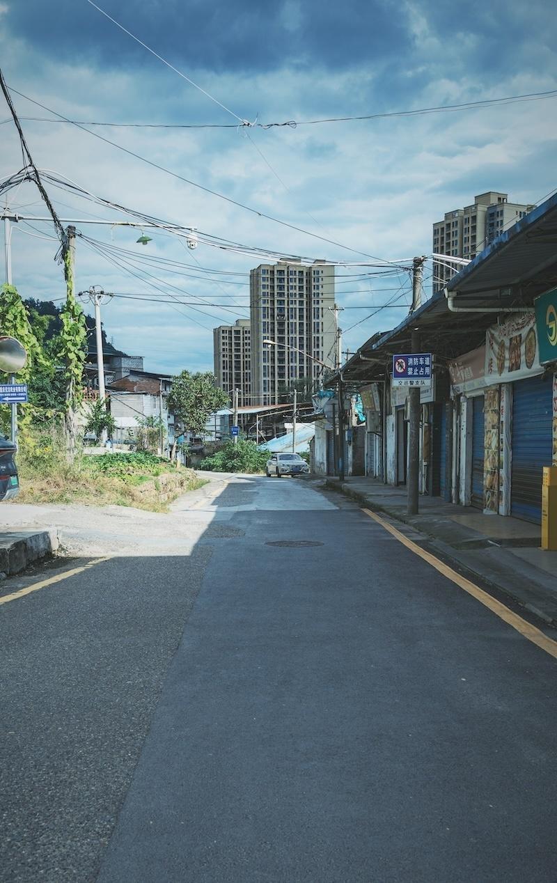 老人们说，那几个娃儿长大后再也没回过沙河子了。
万州城事