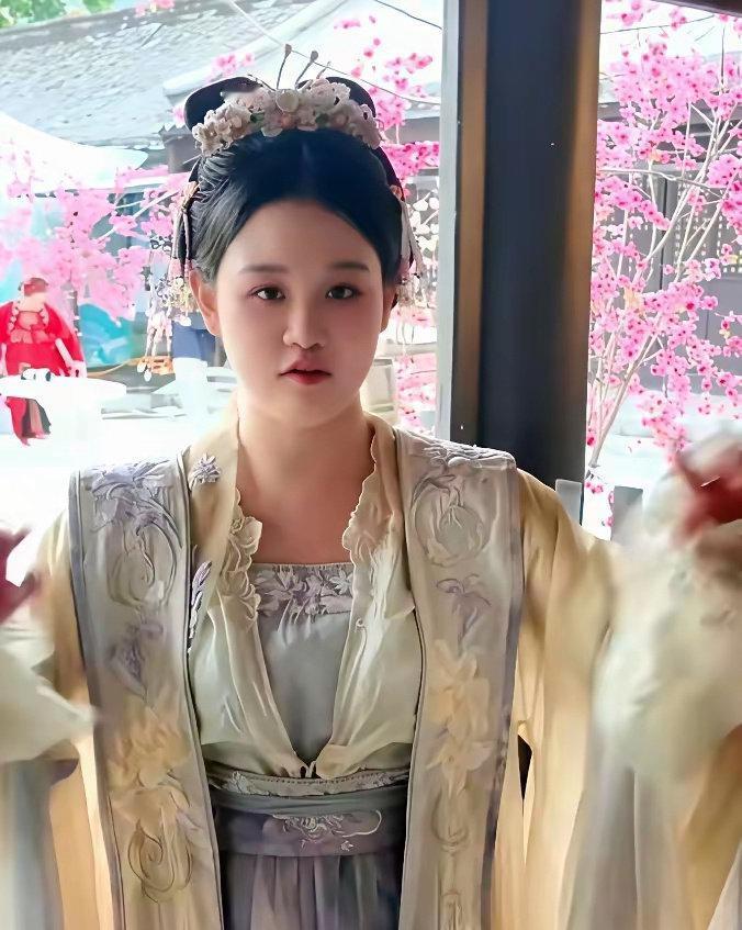 张家齐妈妈是真不知足。女儿去当短剧女主，一上午赚了108元，妈妈看不上。这么好的
