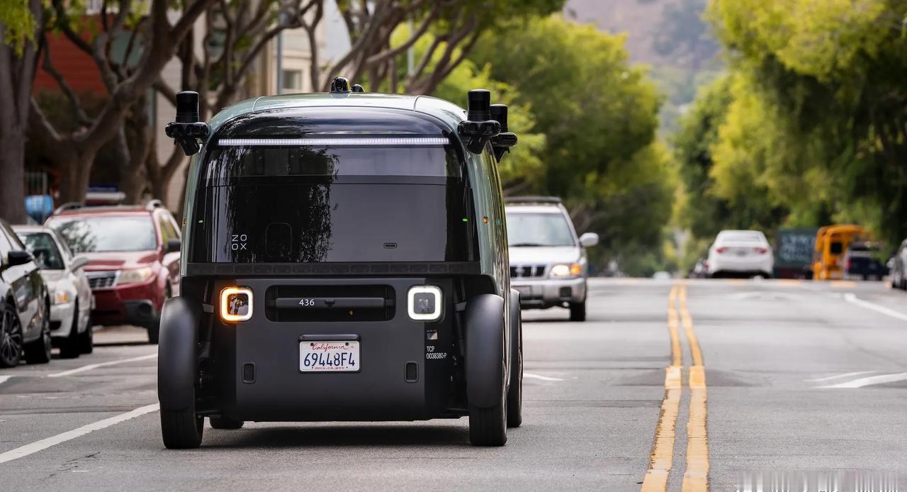 Robotaxi遇到烟雾怎么办？
亚马逊的Zoox，6月一辆无人车撞上浓烟火灾现