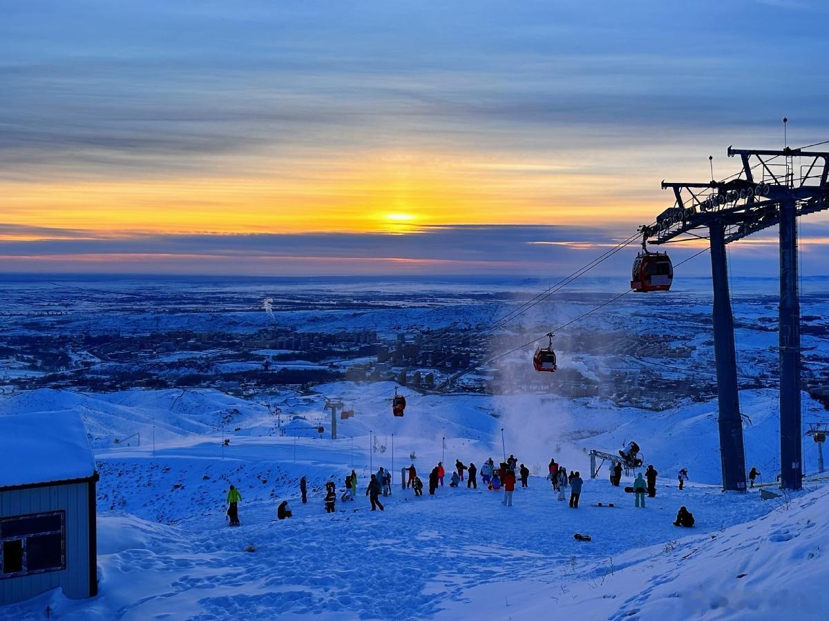 冰雪产业跻身万亿赛道新疆阿勒泰才是梦想的滑雪场，自然天成的环境，傍晚专属于新疆的