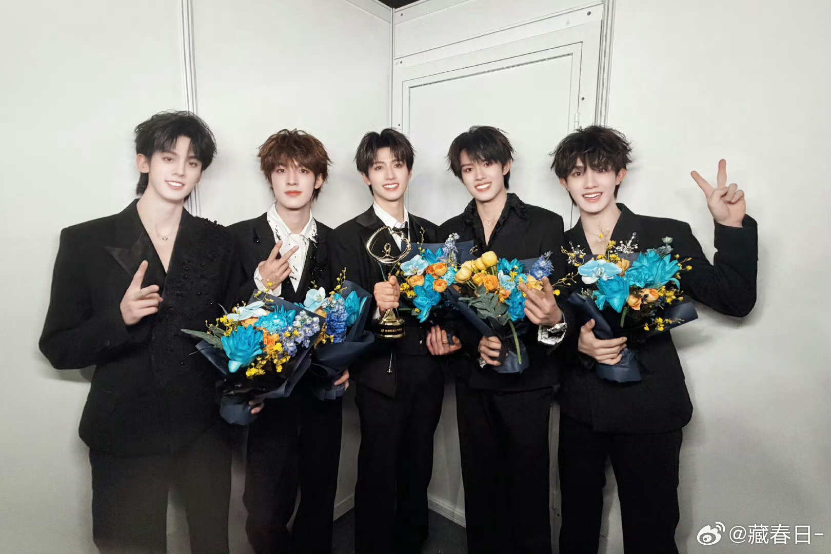 TOP和谷爱凌合照朱志鑫、张泽禹、张极、左航、苏新皓和谷爱凌同框，这画面也太养眼